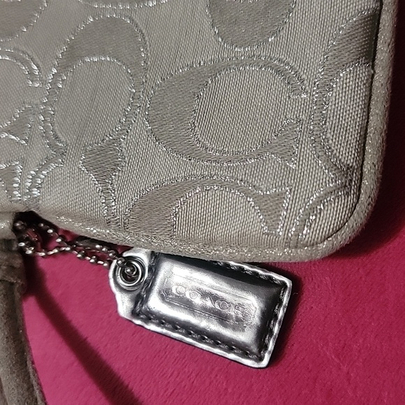 Coach Poppy Wristlet - Picture 4 of 6